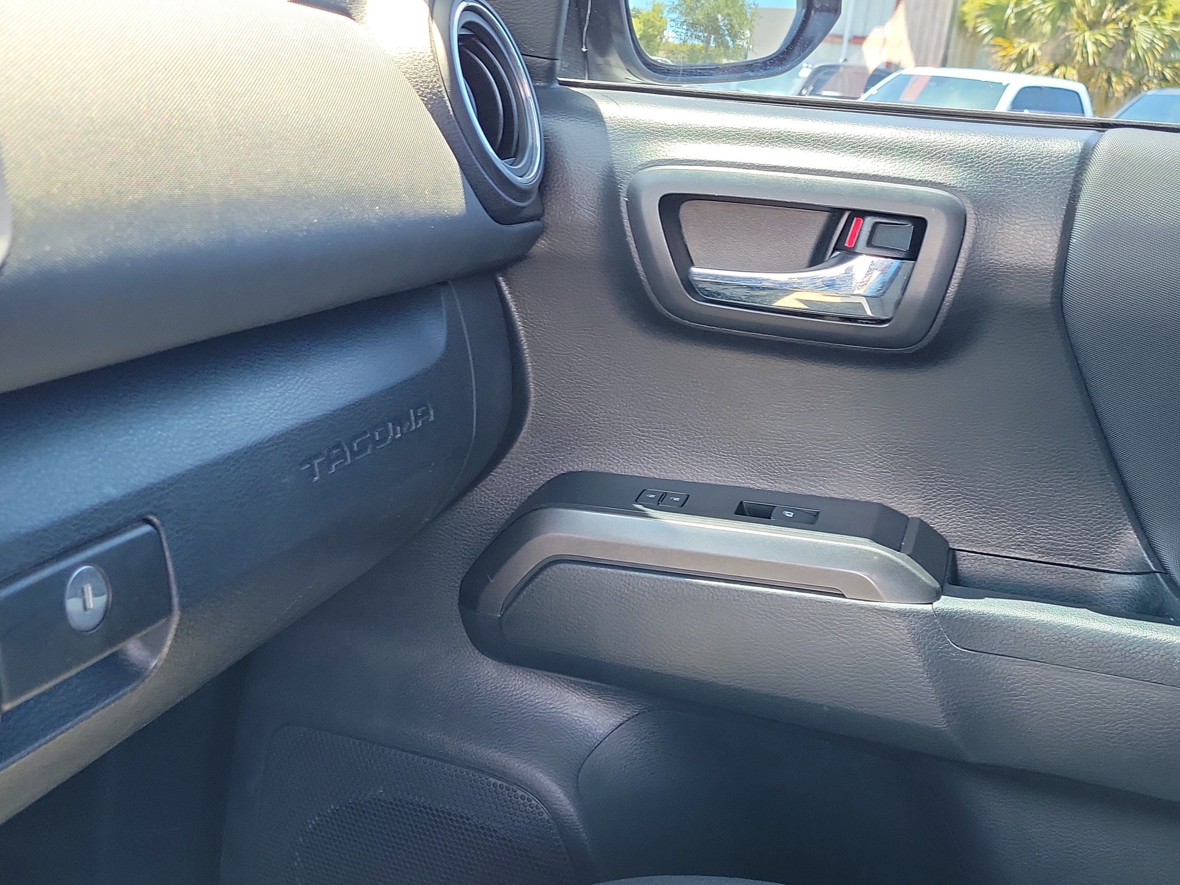 Used 2022 Toyota Tacoma TRD Sport w/ Technology Package RWD image 31