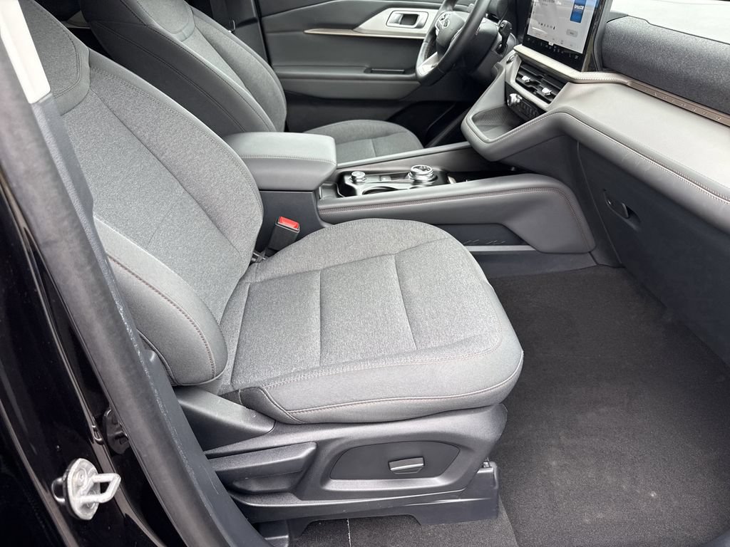 Used 2025 Ford Explorer Active AWD/4WD image 13