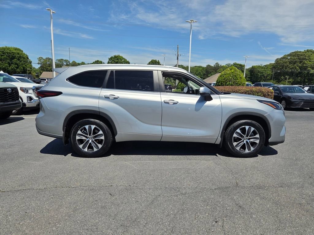 Certified 2024 Toyota Highlander XLE FWD image 15