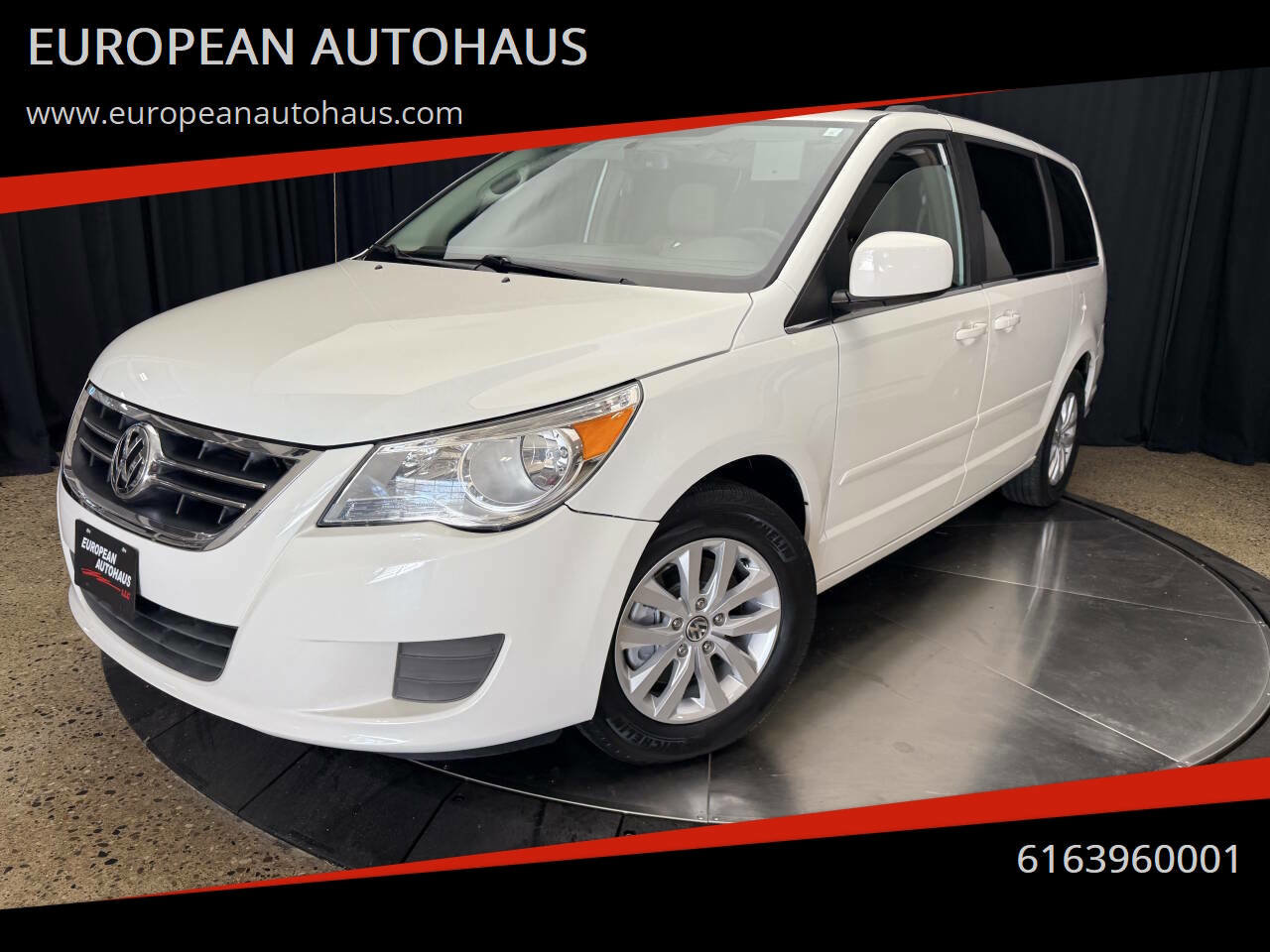 Used 2012 Volkswagen Routan SE FWD image 1