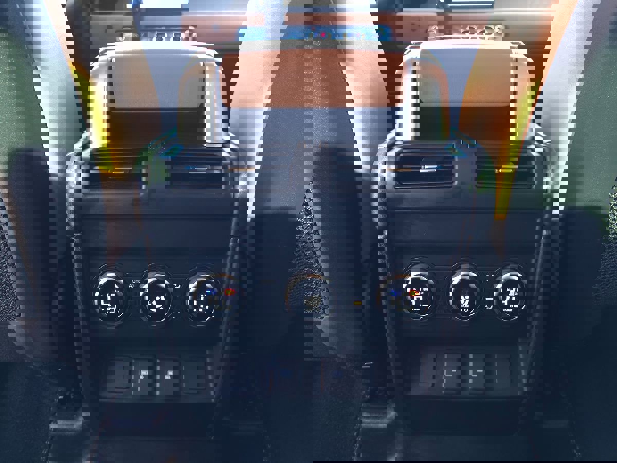 Used 2023 Land Rover Defender 130 S image 19