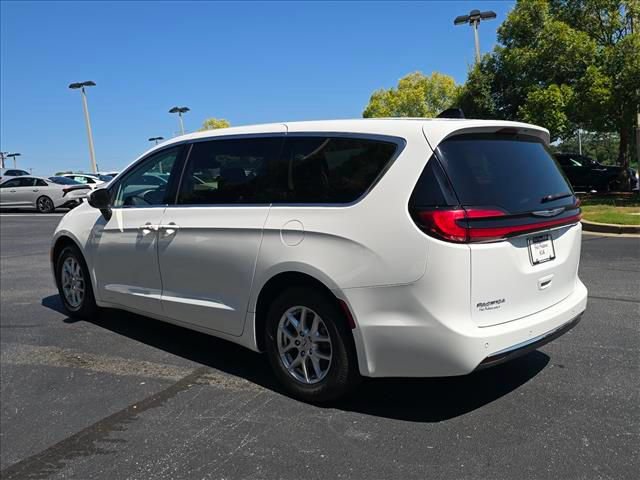 Used 2023 Chrysler Pacifica Touring-L FWD image 5
