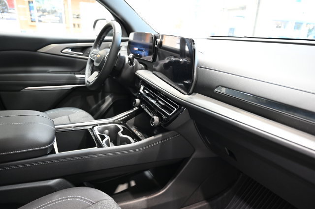 New 2027 Chevrolet Traverse LT w/ LPO, Floor Liner Package FWD image 14