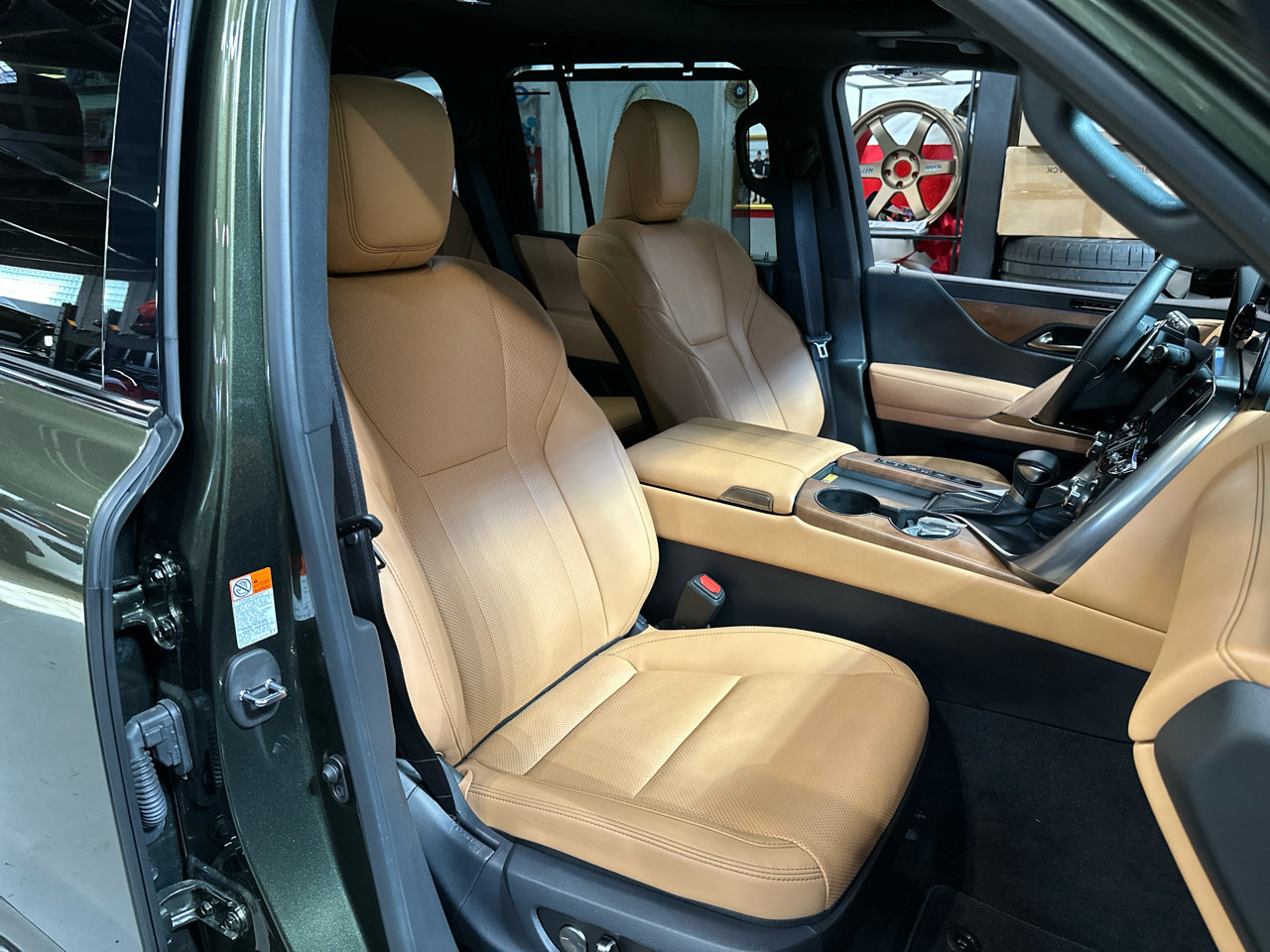 Used 2024 Lexus LX 600 4WD w/ Luxury Package image 23