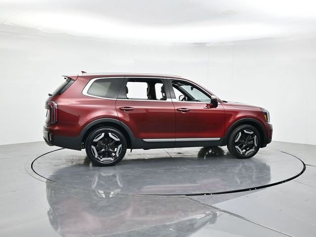 Used 2023 Kia Telluride EX w/ EX Captain's Chair Package FWD image 2