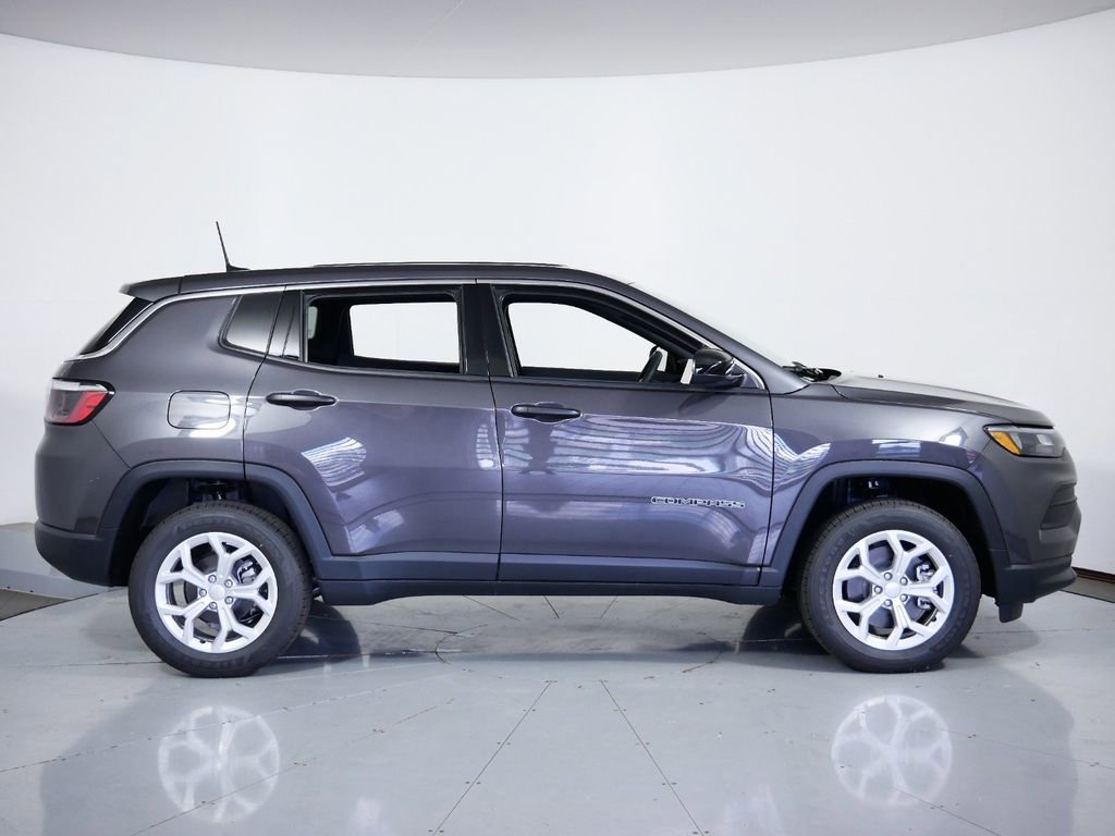 Used 2024 Jeep Compass Sport image 7