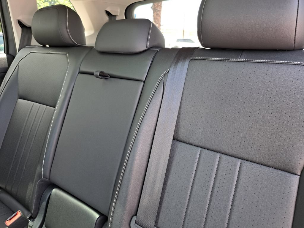 Used 2024 Volkswagen Tiguan SE w/ Panoramic Sunroof Package FWD image 23