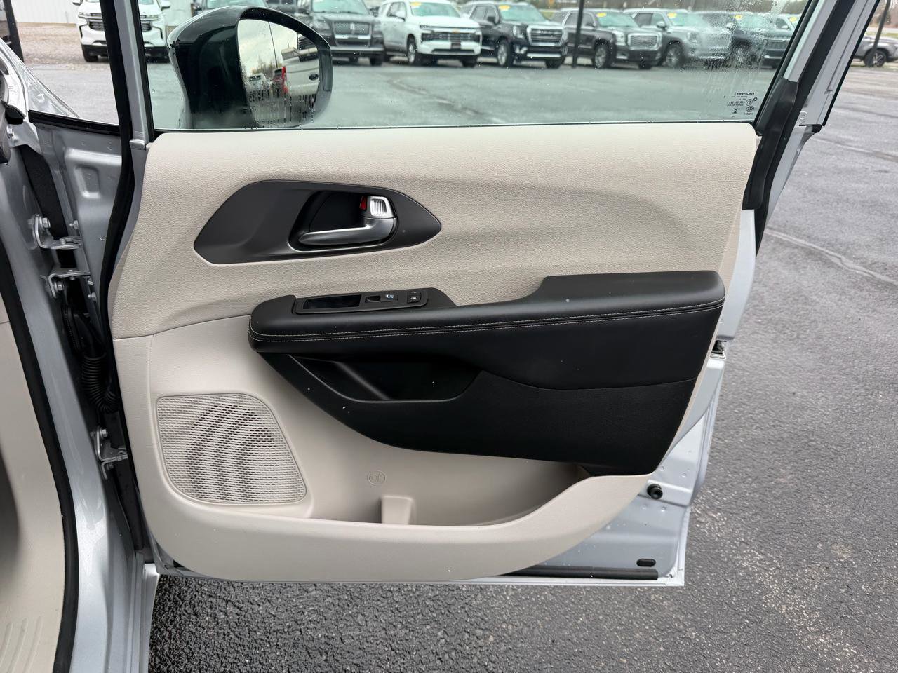 Used 2024 Chrysler Pacifica Touring-L image 22