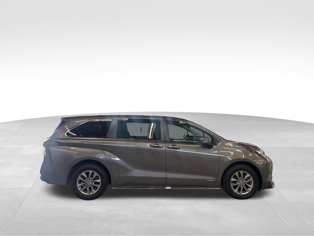 Used 2021 Toyota Sienna XLE AWD/4WD image 31