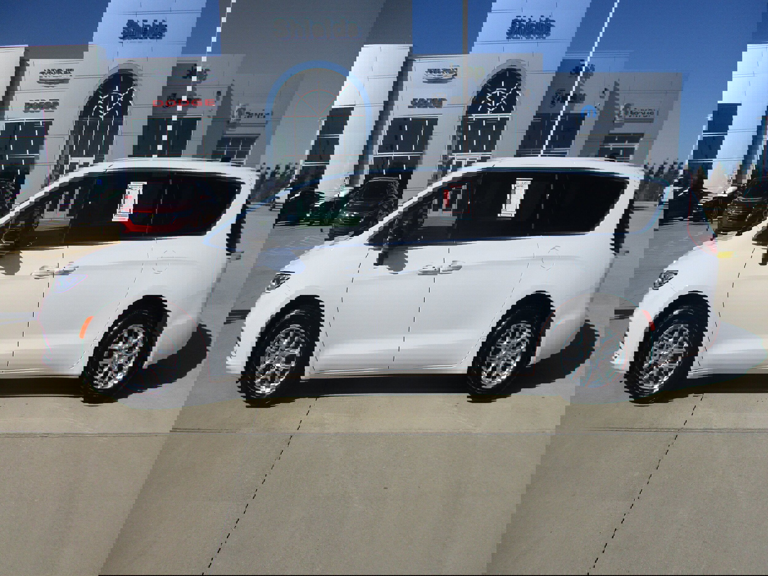 Used 2025 Chrysler Pacifica Select FWD image 3