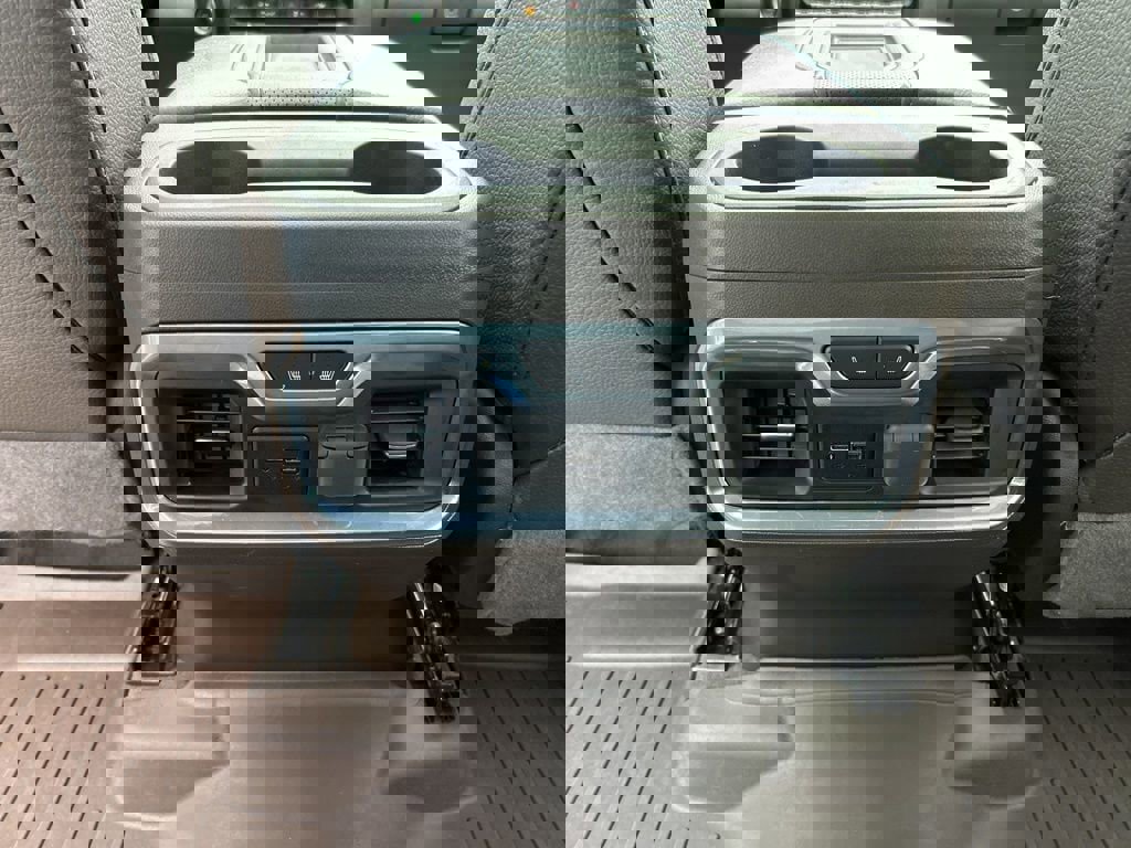 Used 2022 GMC Sierra 3500 Denali w/ Denali Ultimate Package image 17