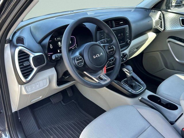 Used 2025 Kia Soul LX w/ LX Technology Package FWD image 16