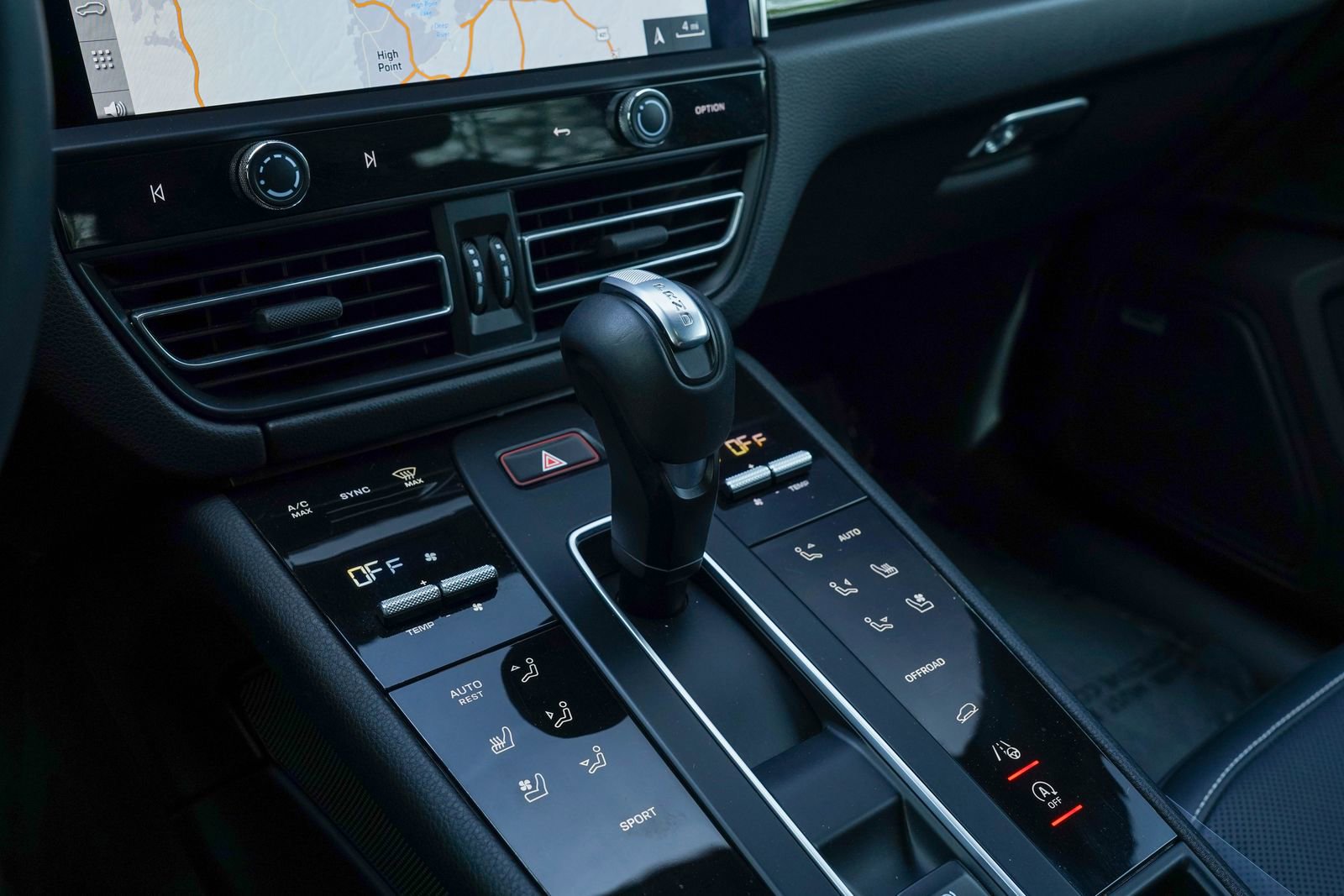 Certified 2025 Porsche Macan image 29