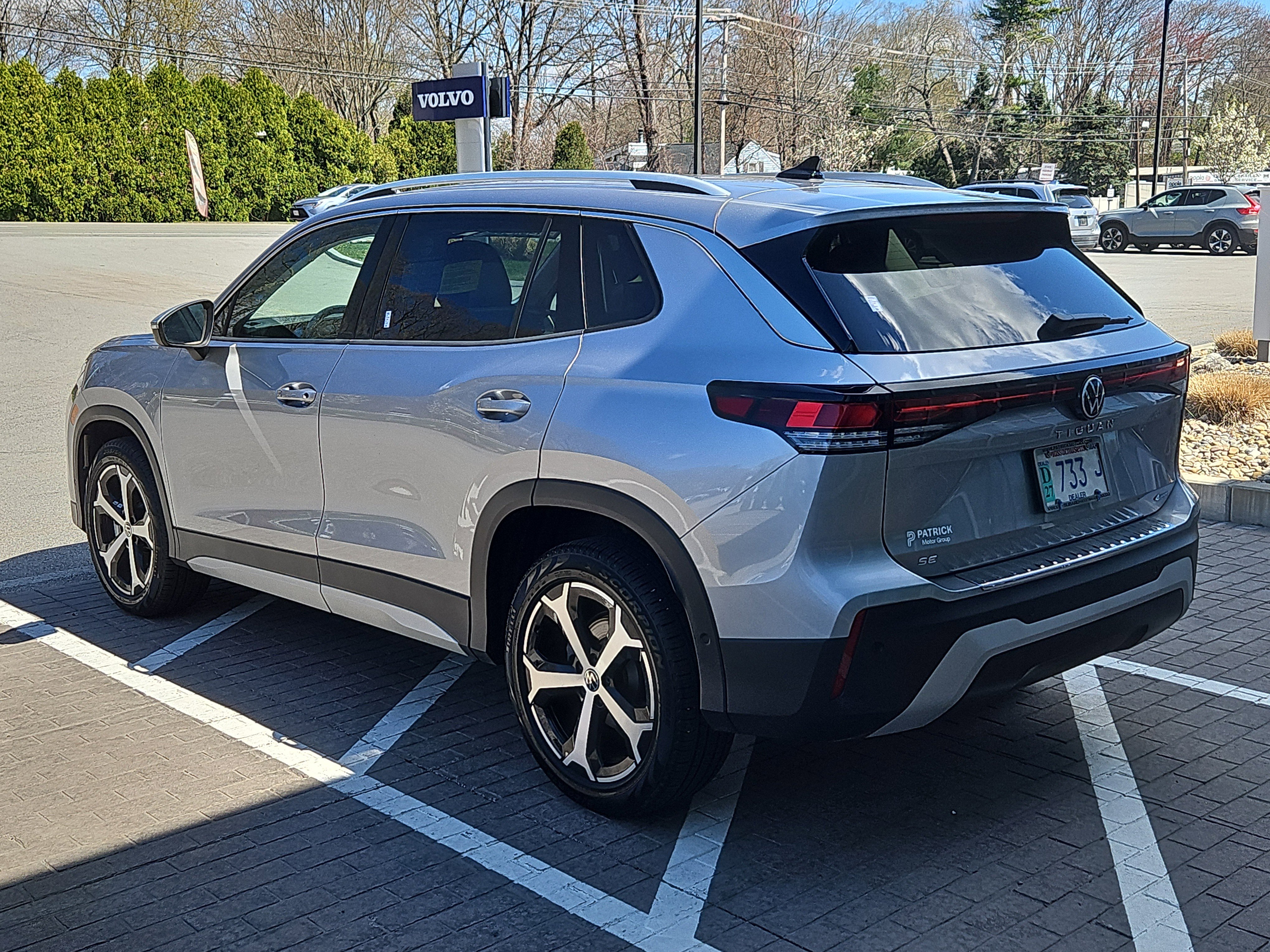 Used 2025 Volkswagen Tiguan SE AWD/4WD image 24