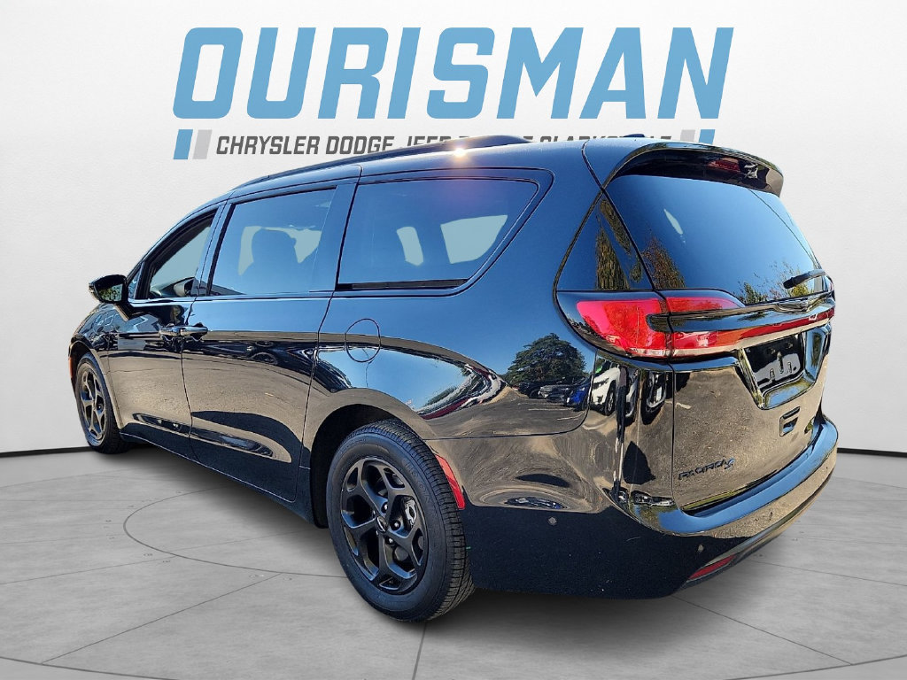 Used 2024 Chrysler Pacifica Premium FWD image 4