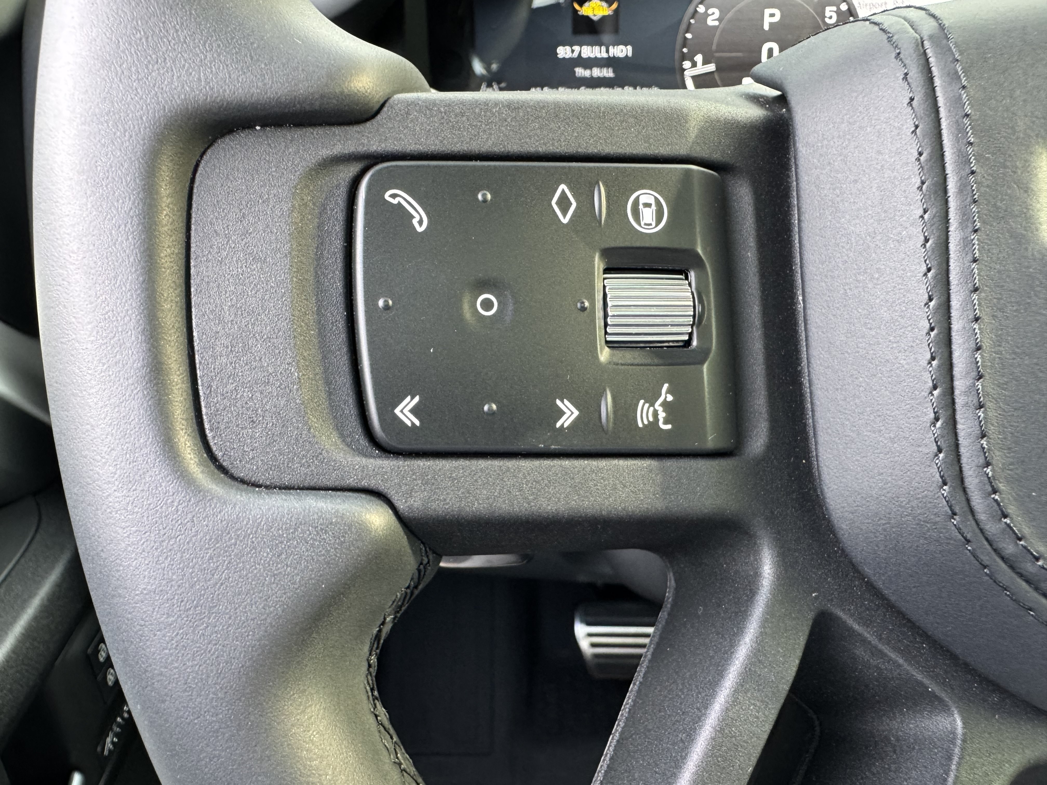 Certified 2025 Land Rover Defender 110 V8 AWD/4WD image 17