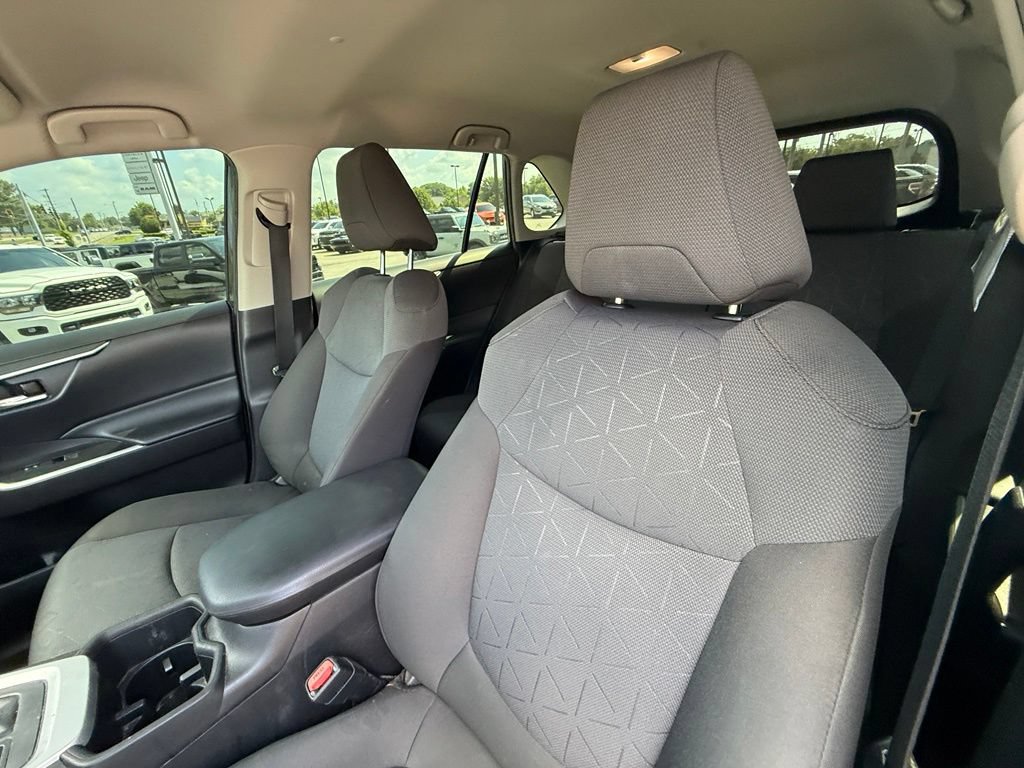 Used 2022 Toyota RAV4 XLE AWD/4WD image 13