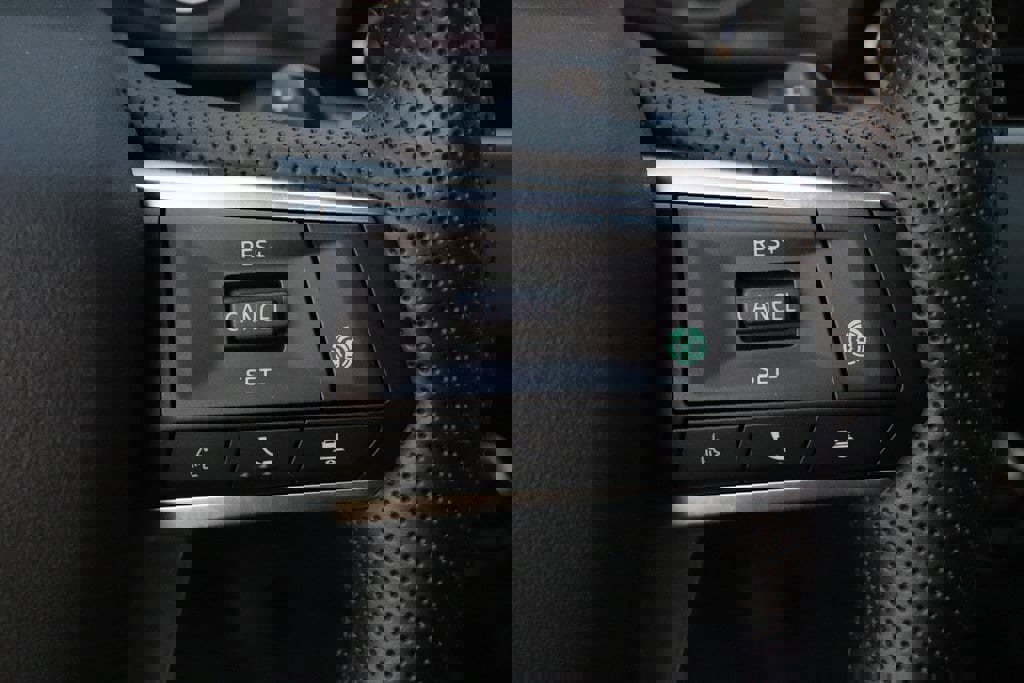 Used 2025 Mitsubishi Outlander SE image 17