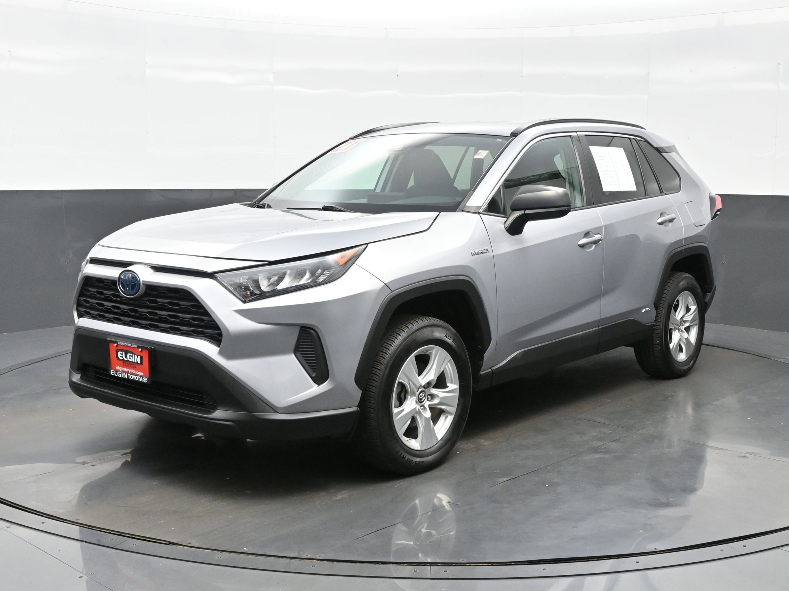 Used 2021 Toyota RAV4 LE image 2