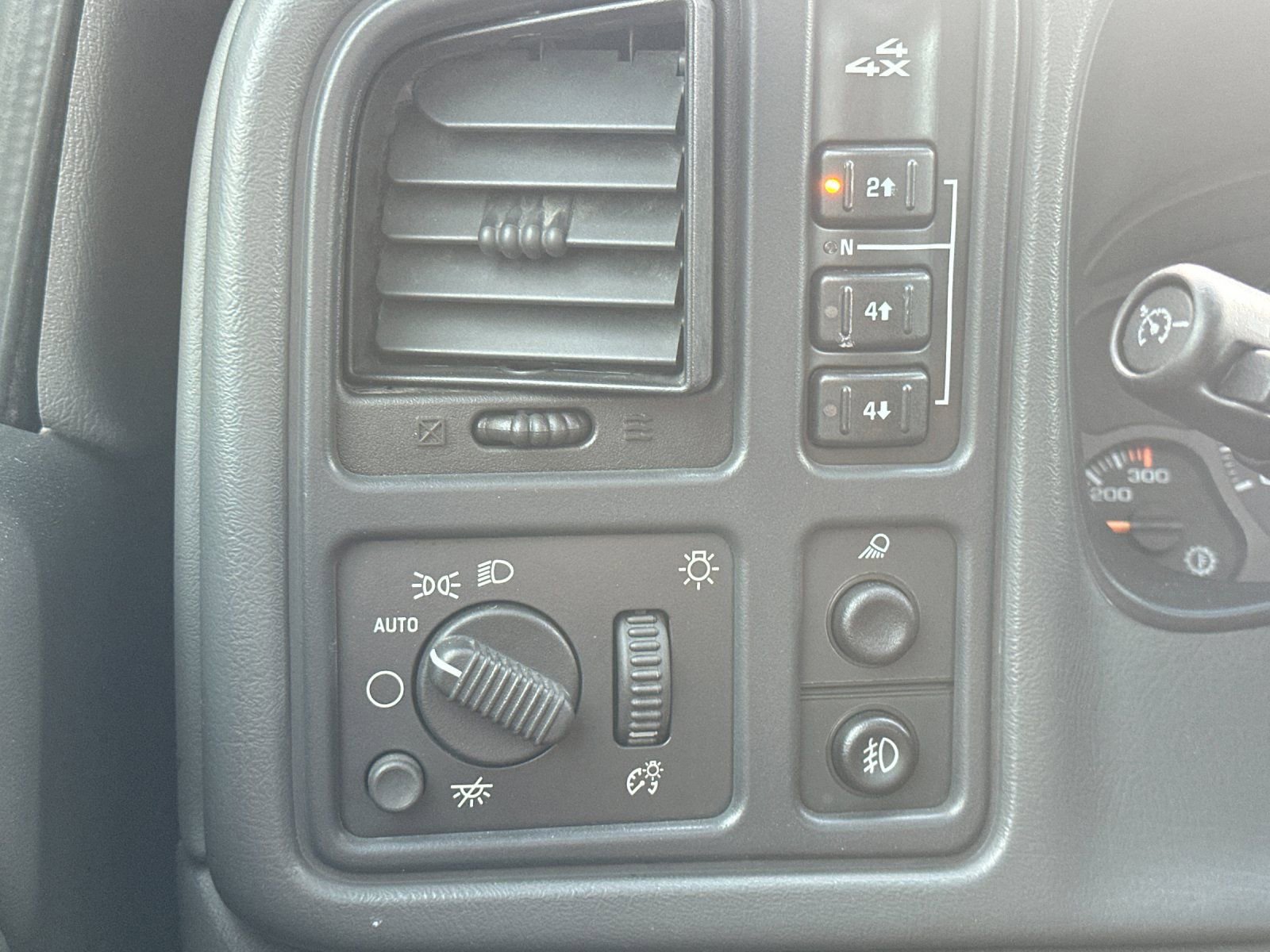 Used 2004 Chevrolet Silverado 2500 LS image 26