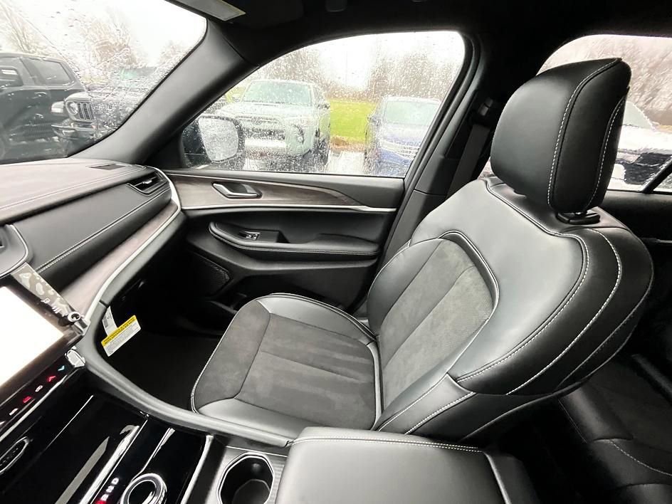 New 2026 Jeep Grand Cherokee Altitude AWD/4WD image 28