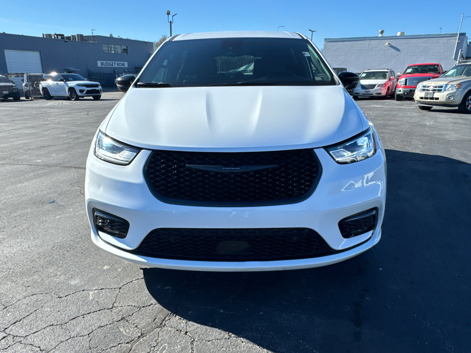 Used 2024 Chrysler Pacifica Limited image 2