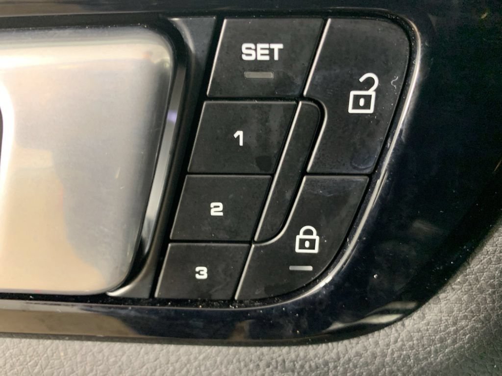 Used 2022 Porsche Cayenne AWD/4WD image 16