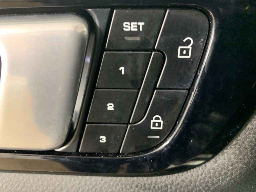 Used 2022 Porsche Cayenne AWD/4WD image 16
