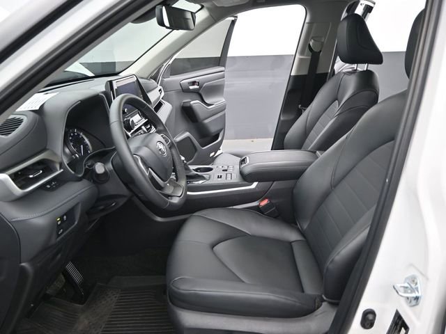 Used 2026 Toyota Highlander XLE image 13