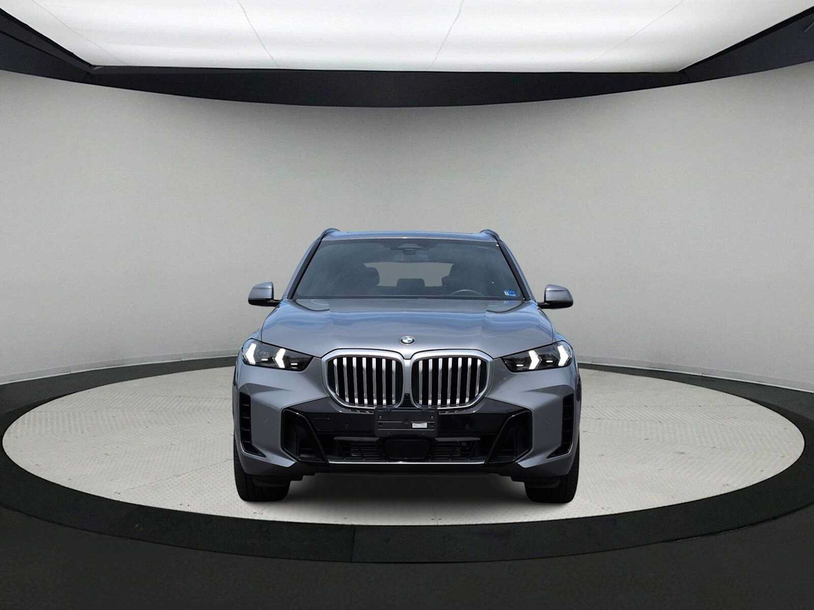Used 2024 BMW X5 xDrive40i w/ M Sport Package AWD/4WD image 3