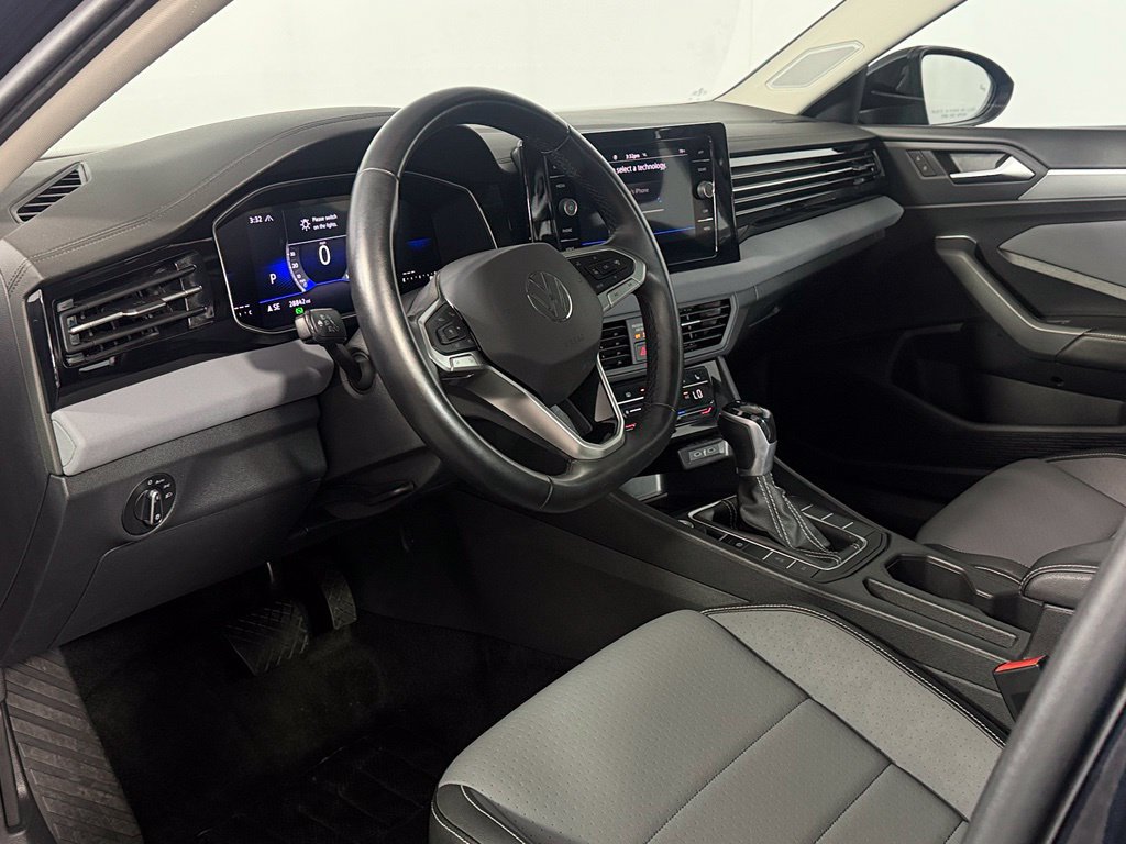 Used 2025 Volkswagen Jetta SE FWD image 12