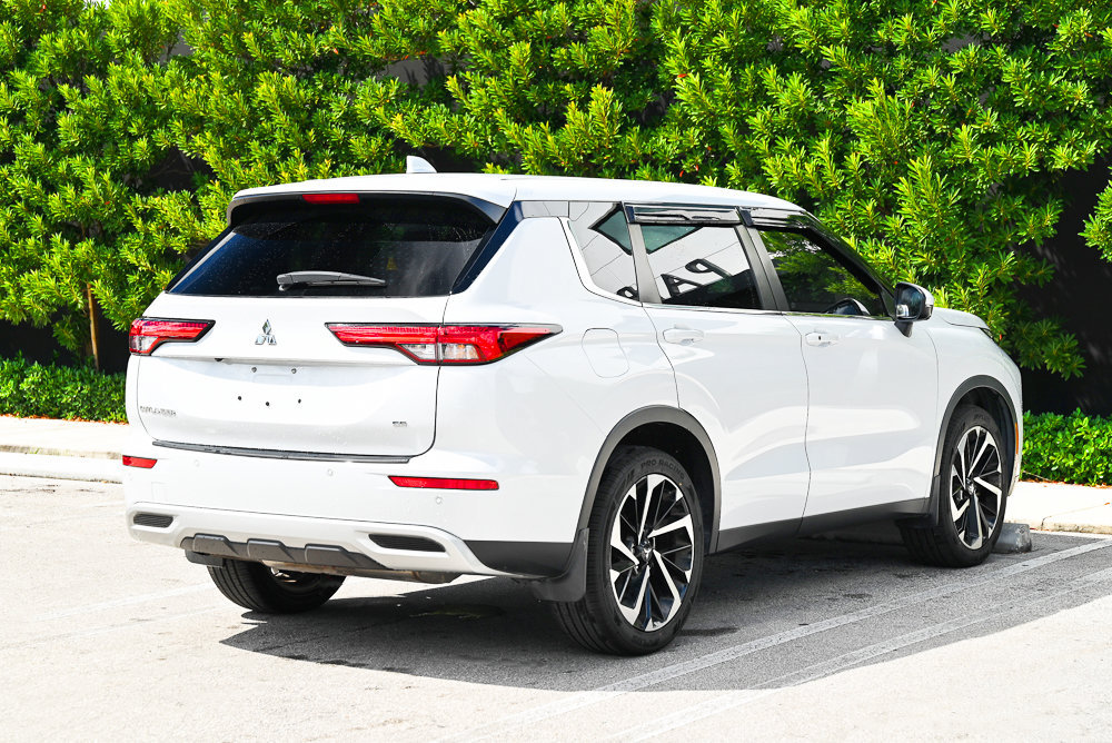 Used 2023 Mitsubishi Outlander SE Black Edition FWD image 4