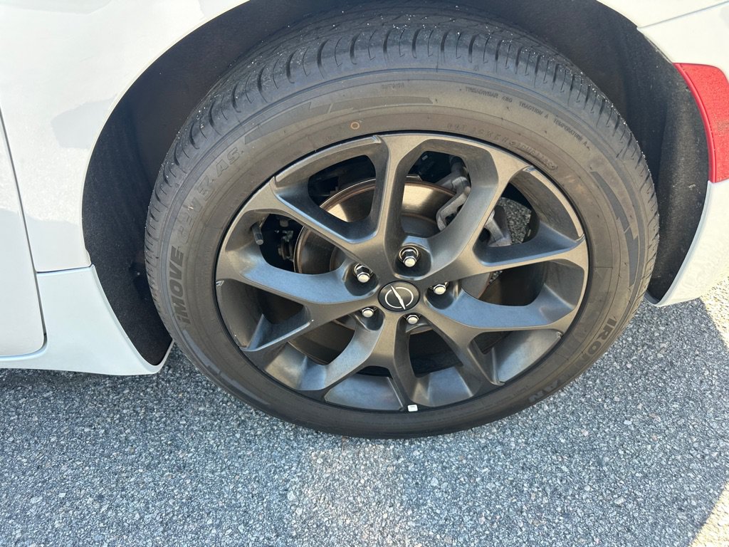 Used 2025 Chrysler Pacifica Limited FWD image 9