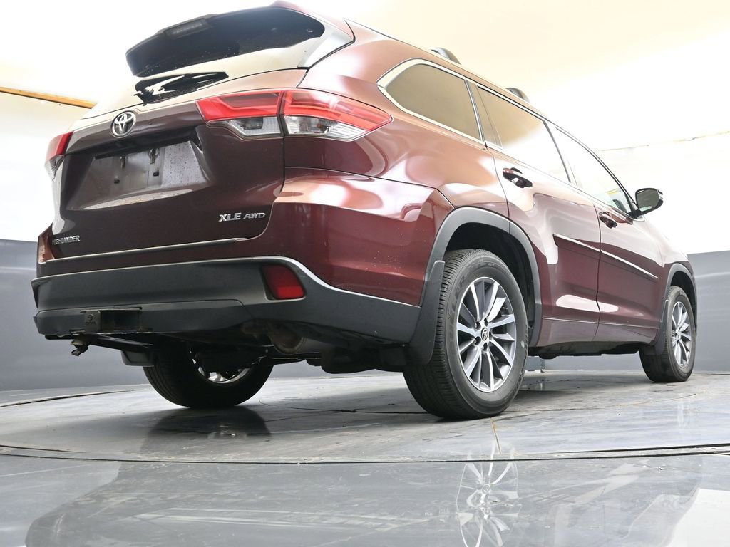 Used 2018 Toyota Highlander XLE AWD/4WD image 34