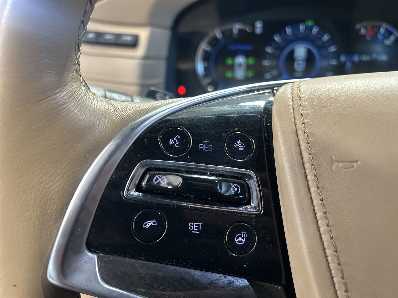 Used 2018 Cadillac Escalade Platinum AWD/4WD image 17