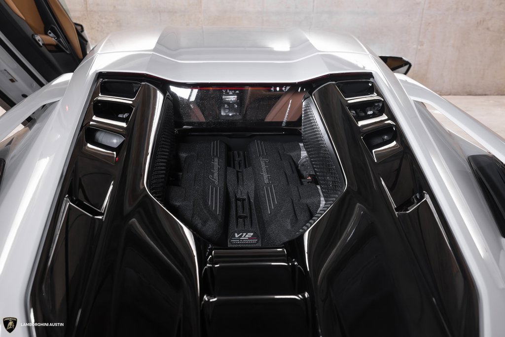 Used 2024 Lamborghini Revuelto image 12