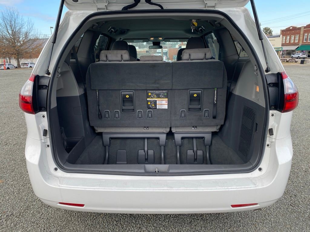 Used 2020 Toyota Sienna L image 18