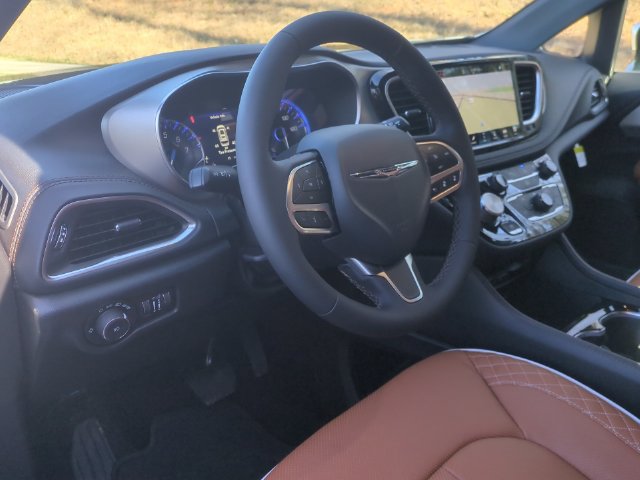 New 2026 Chrysler Pacifica Pinnacle w/ Trailer Tow Group FWD image 29