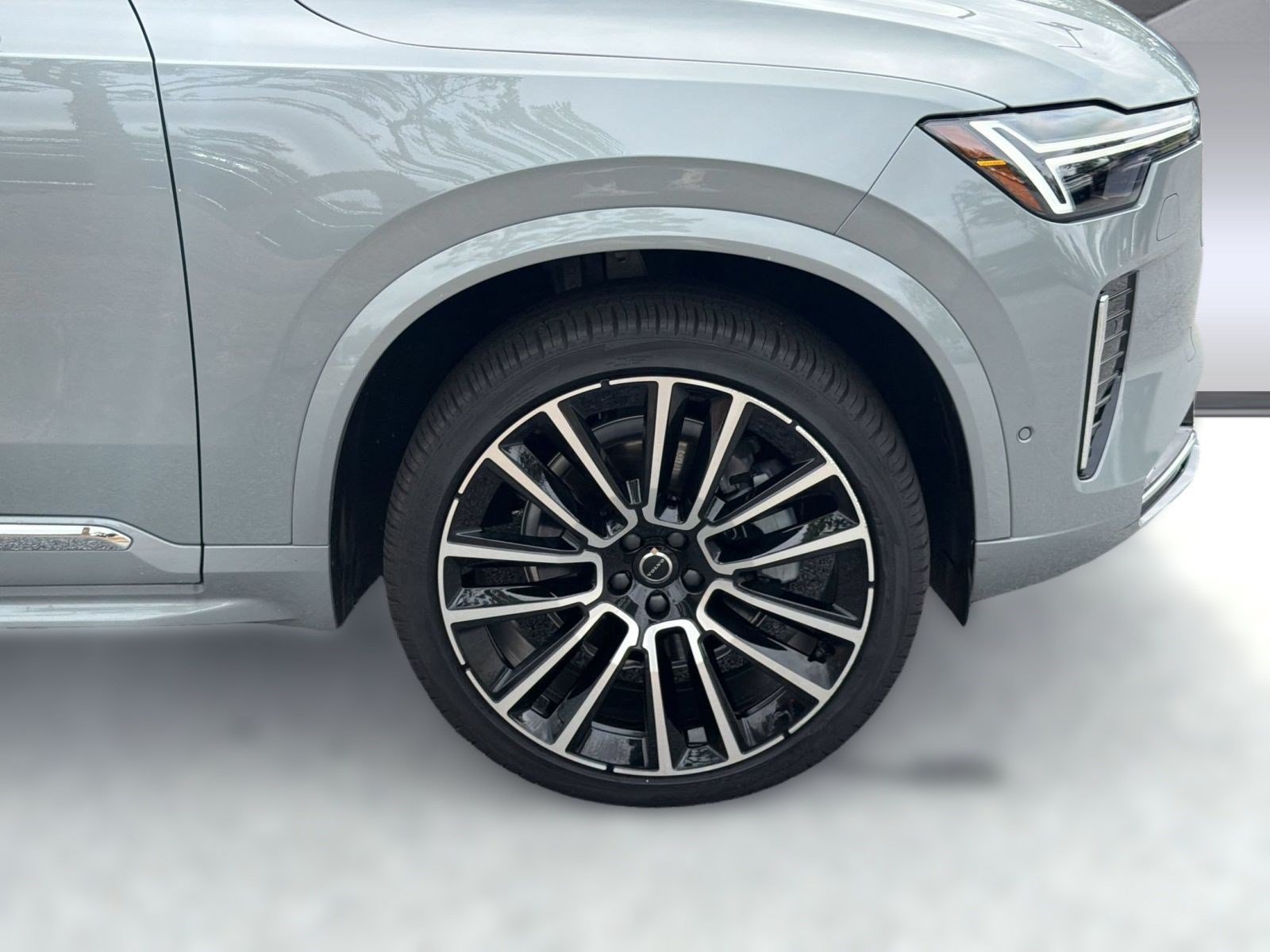 Certified 2025 Volvo XC90 B5 Plus AWD/4WD image 12