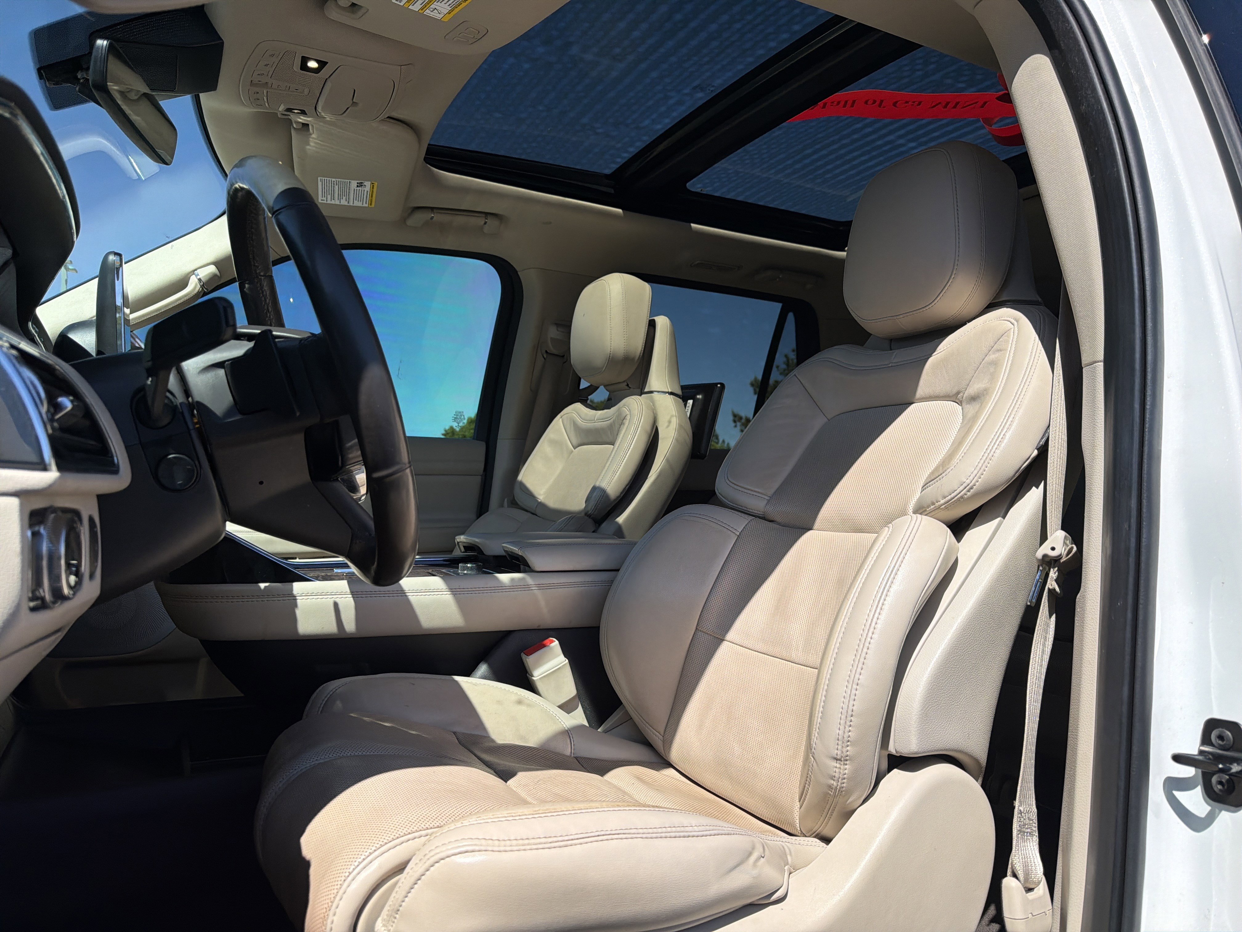 Used 2020 Lincoln Navigator L Reserve w/ Luxury Package RWD image 17