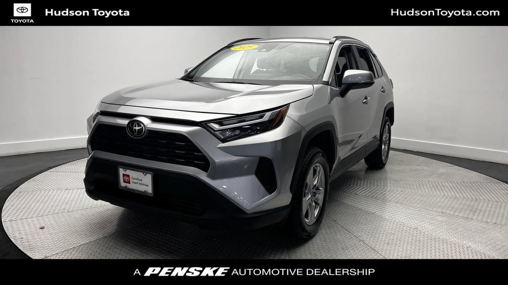 Used 2025 Toyota RAV4 XLE AWD/4WD image 1