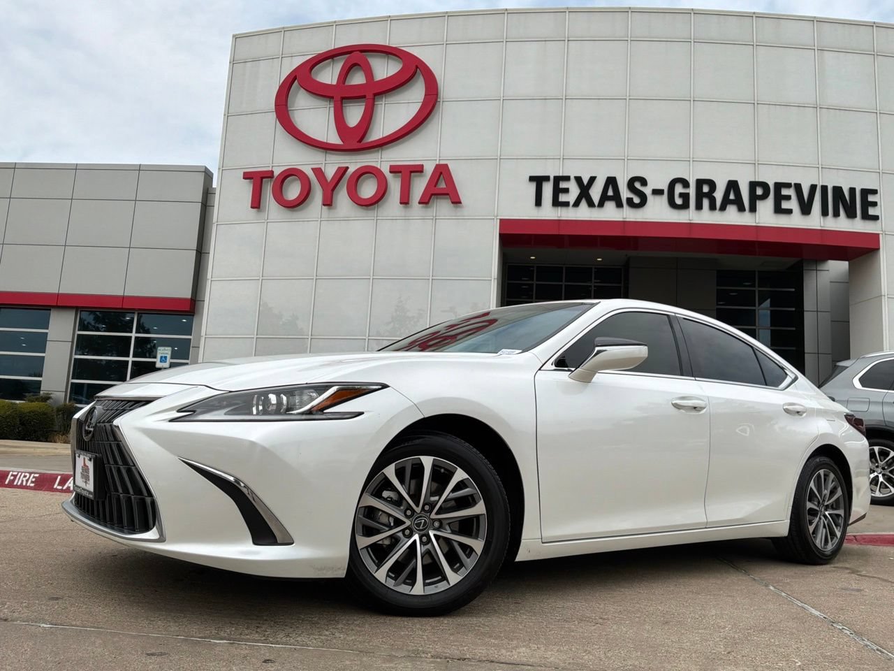 Used 2025 Lexus ES 350 w/ Accessory Package (Z1) FWD image 2