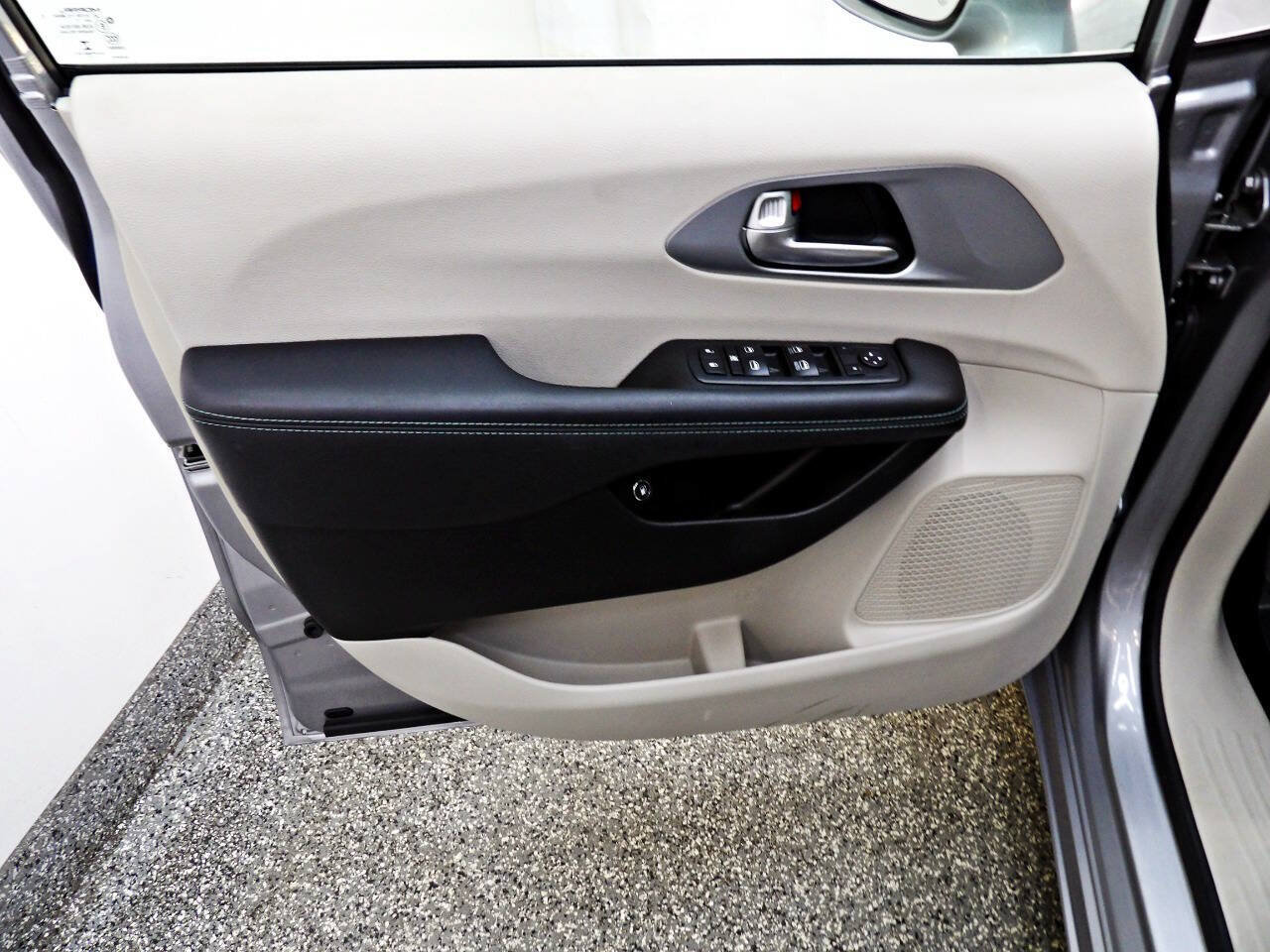 Used 2017 Chrysler Pacifica Touring Plus FWD image 7
