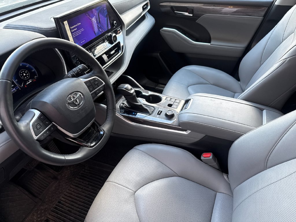 Used 2024 Toyota Highlander Limited AWD/4WD image 10