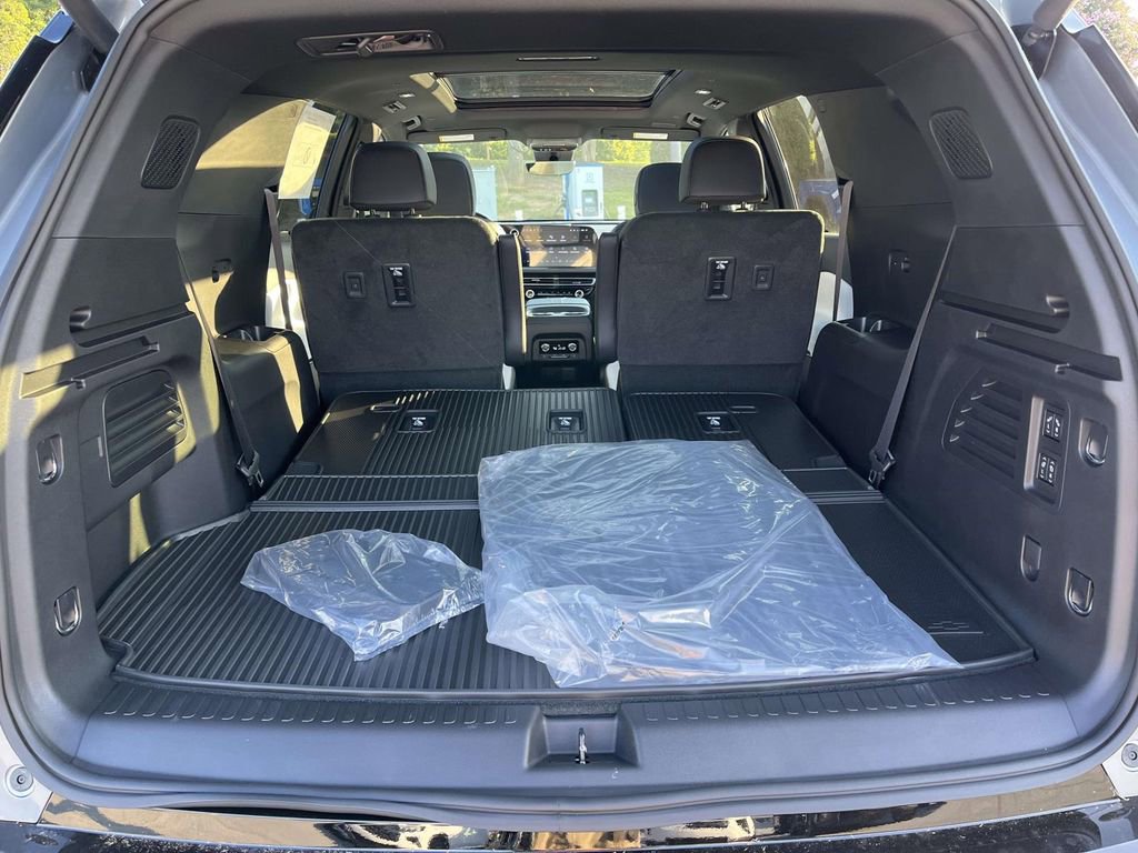New 2026 Chevrolet Traverse High Country w/ LPO, Floor Liner Package image 12