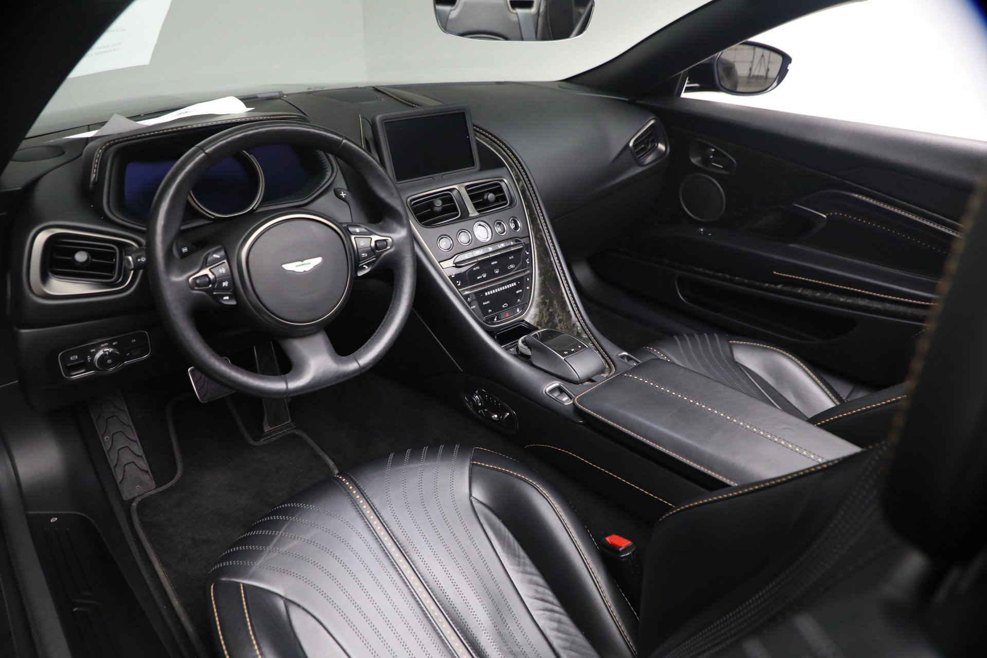 Used 2020 Aston Martin DB11 Volante image 33