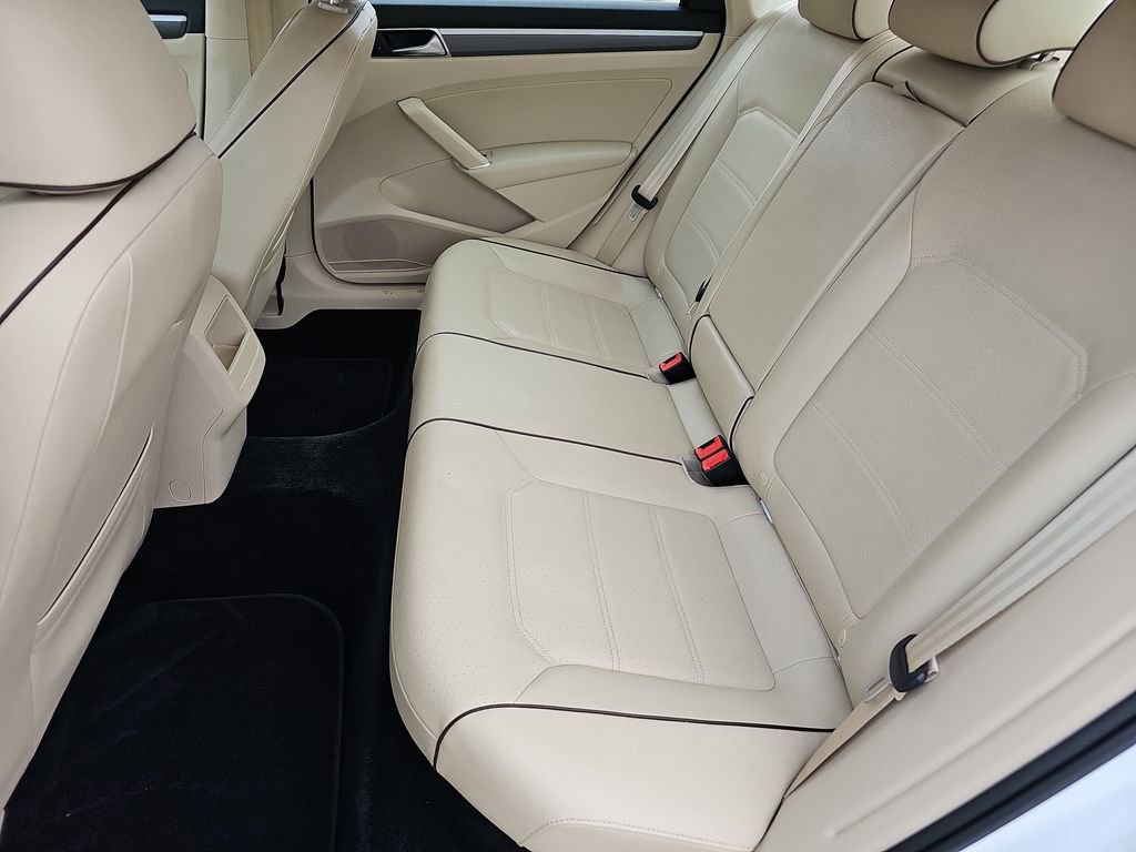 Used 2017 Volkswagen Passat 1.8T R-Line w/ R-Line Lighting Package image 15