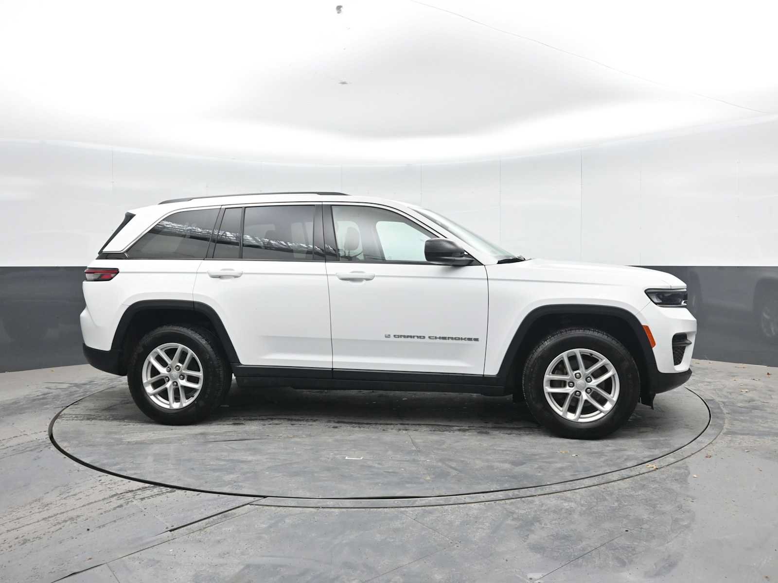 Used 2023 Jeep Grand Cherokee Laredo AWD/4WD image 9