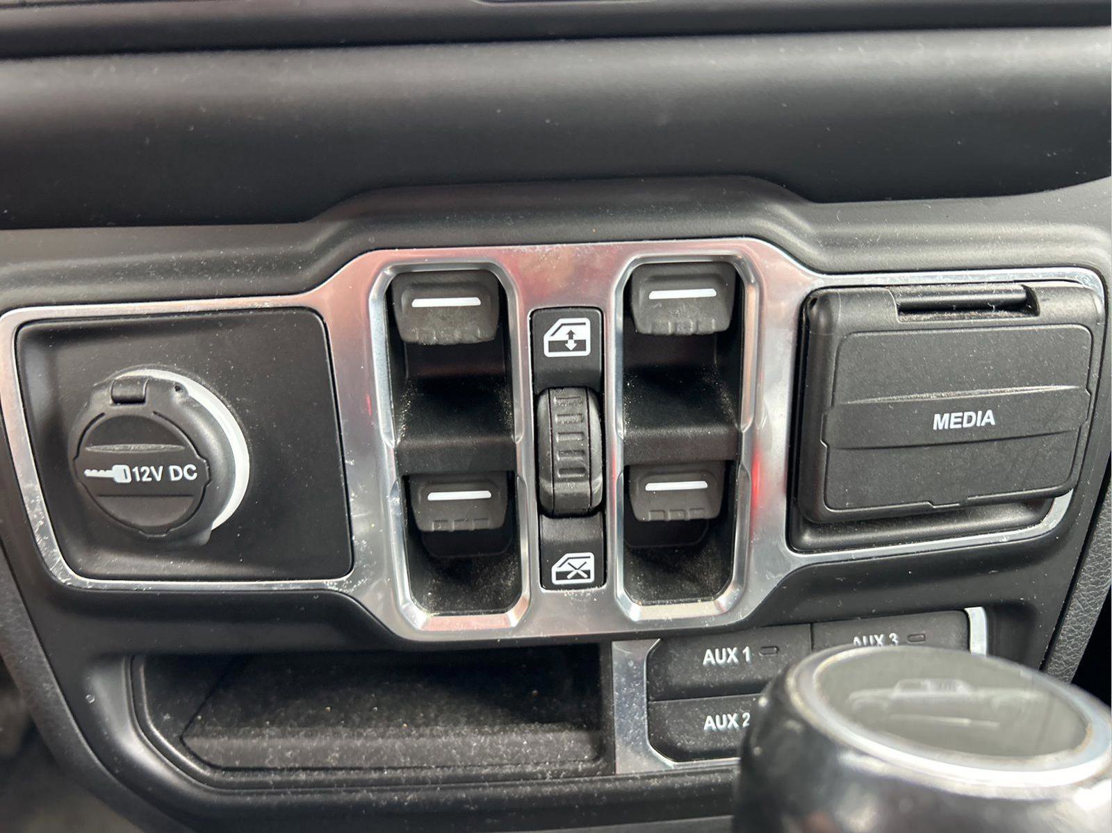 Certified 2020 Jeep Gladiator Overland w/ Popular Equipment Package AWD/4WD image 31