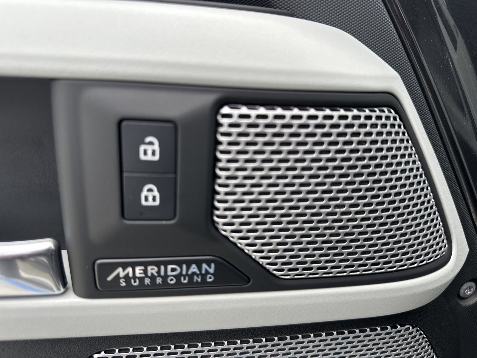 Used 2023 Land Rover Defender 130 SE AWD/4WD image 15